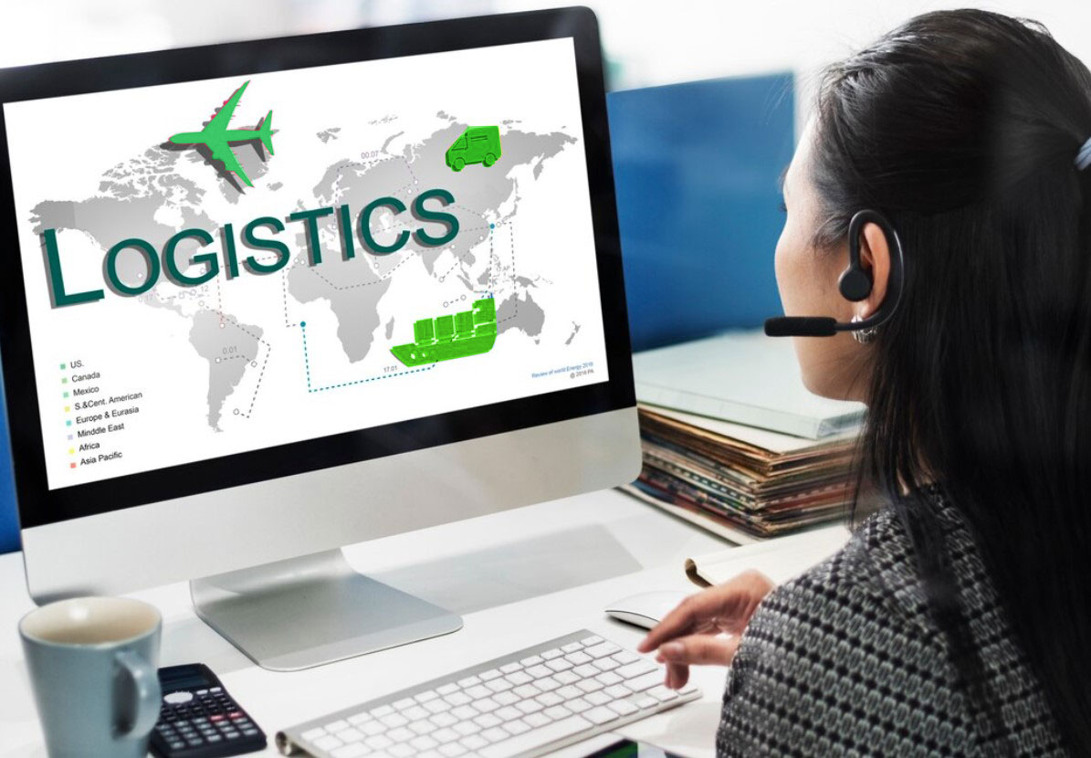 Hình ảnh nhân viên Dịch Vụ Giao Nhận Hàng Hóa Skylines Express đang làm việc với hệ thống logistics hiện đại.