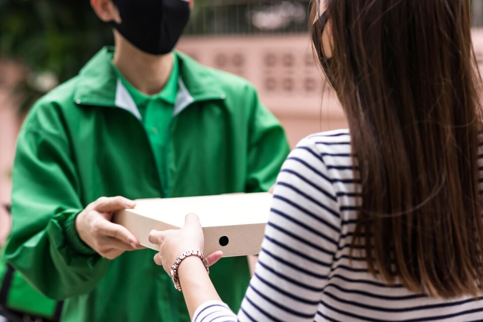 Nhân viên giao hàng đến tận địa chỉ của khách hàng