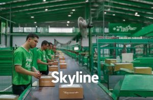 Bức ảnh này thể hiện quy trình xử lý đơn hàng tại một trung tâm phân phối của Skylines Express, nơi đội ngũ nhân viên chuyên nghiệp đang đóng gói và chuẩn bị vận chuyển các kiện hàng. Dịch vụ Giao Hàng Tiết Kiệm Skylines Express cung cấp giải pháp giao nhận giá rẻ, an toàn và đúng hẹn, giúp khách hàng yên tâm về chất lượng dịch vụ.